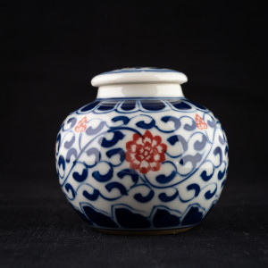 Qinghua round jar with red...