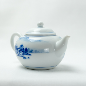 Théière en porcelaine qinghua au motif de paysage