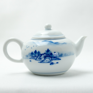 Théière en porcelaine qinghua au motif de paysage