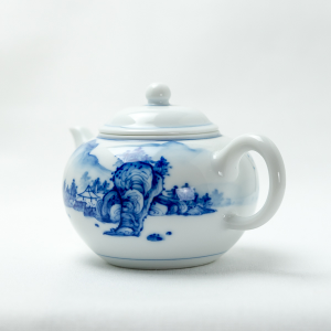 Théière en porcelaine qinghua au motif de paysage