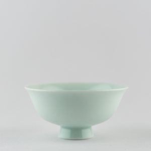 Coupe 'chantante' en porcelaine céladon clair