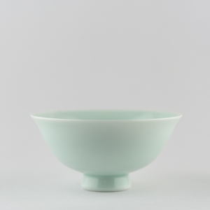 Coupe 'chantante' en porcelaine céladon clair