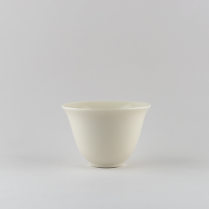 Coupe 'fleur' en porcelaine blanche ivoire