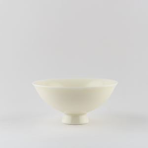 Coupe 'chantante' en porcelaine blanche ivoire