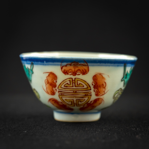 1 coupe à thé polychrome de la fin de la dynastie Qing