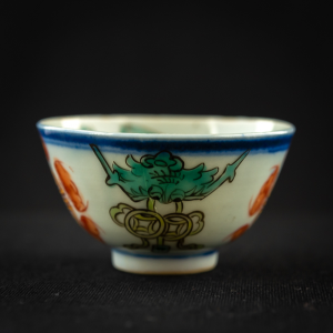 1 coupe à thé polychrome de la fin de la dynastie Qing