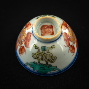 1 coupe à thé polychrome de la fin de la dynastie Qing