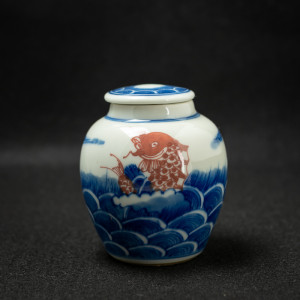 Jarre qinghua avec carpe rouge